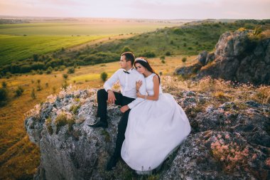 birbirlerine sarılma doğa üzerinde çift