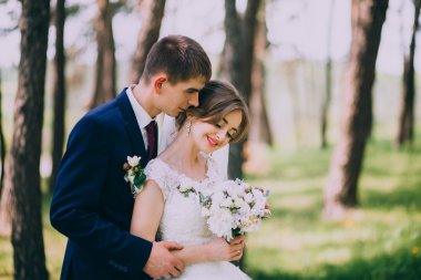 evlilik çift birbirlerine sarılma