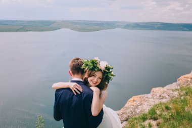 evlilik çift birbirlerine sarılma