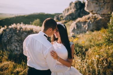 evlilik çift birbirlerine sarılma