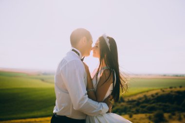 evlilik çift birbirlerine sarılma