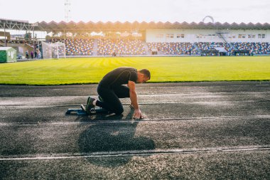 atlet spor egzersizleri yapıyor