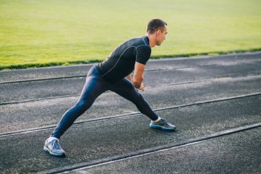 atlet spor egzersizleri yapıyor