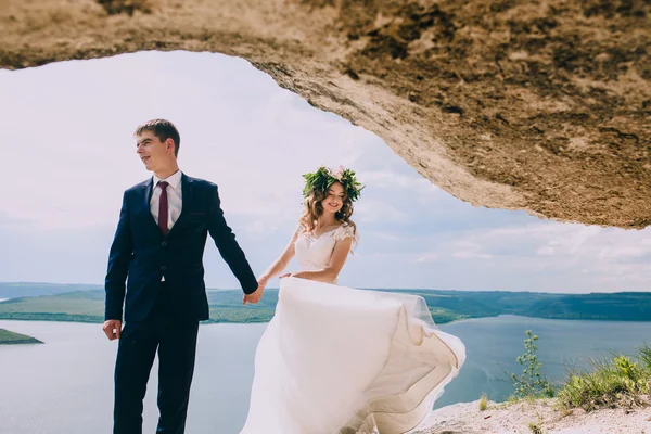 Bröllopsparet på naturen — Stockfoto