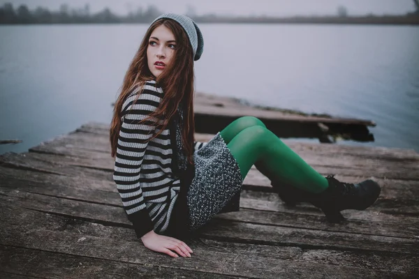 Bella ragazza vicino al lago — Foto Stock