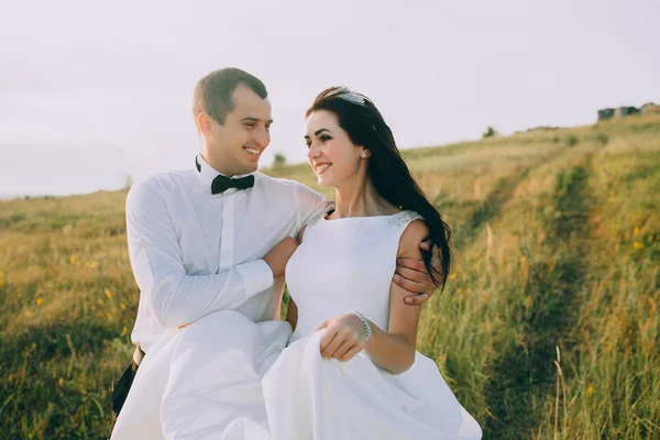 Couple sur la nature étreignant l'un l'autre — Photo