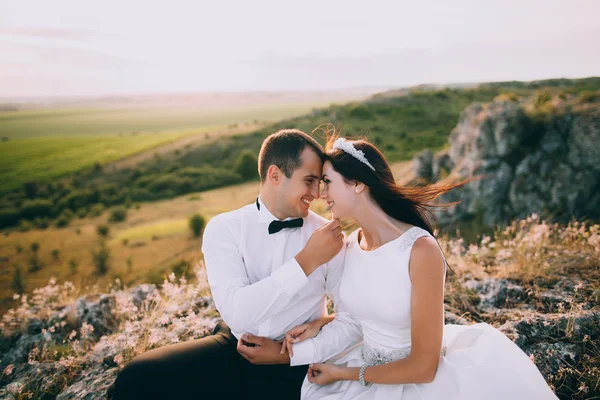 Casal na natureza abraçando uns aos outros — Fotografia de Stock