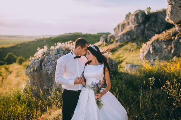 Matrimonio coppia sulla natura — Foto Stock