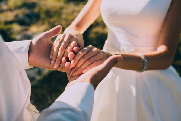 Mariage couple sur nature — Photo