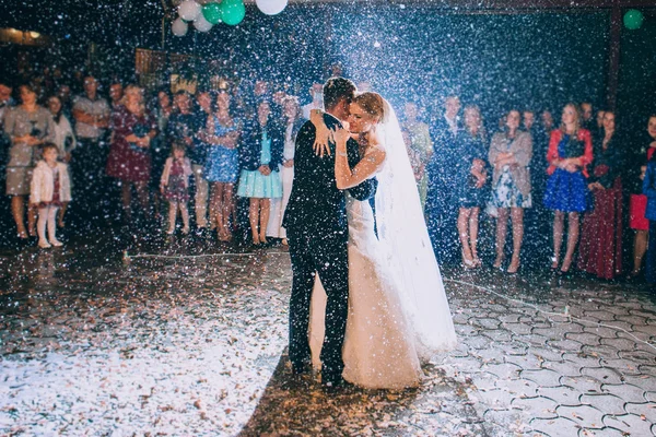 Casamento casal abraçando uns aos outros — Fotografia de Stock