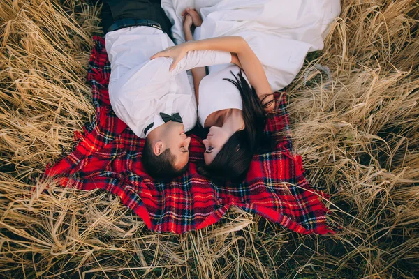 Svatební pár na přírodu — Stock fotografie