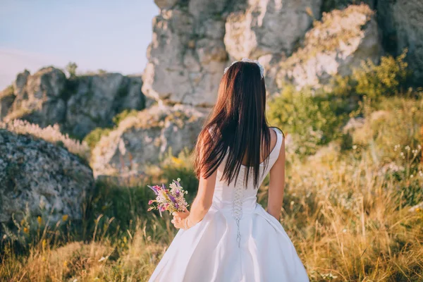 Bride with bouquet of flowers — Stock Photo, Image