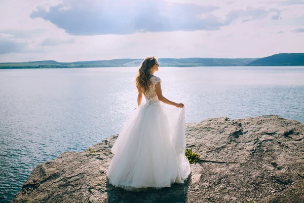 Fille en robe de mariée blanche — Photo