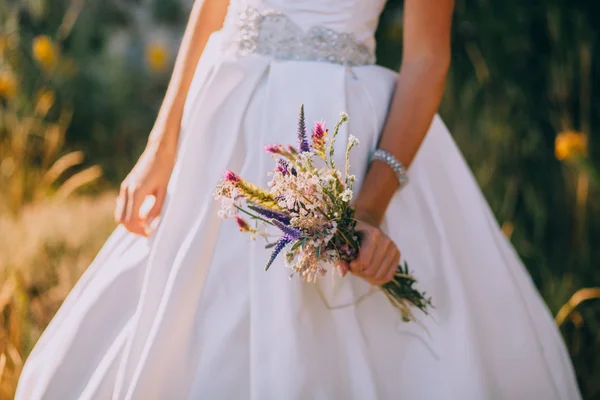 Невеста с букетом цветных цветов — стоковое фото