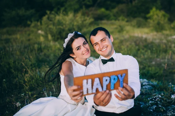 Casamento casal na natureza — Fotografia de Stock