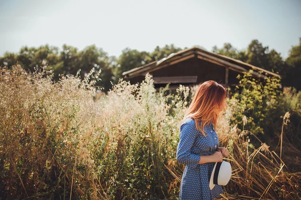 Meisje in blauwe jurk met hoed — Stockfoto