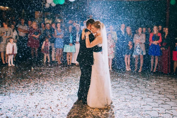 Bryllupspar som klemmer hverandre – stockfoto