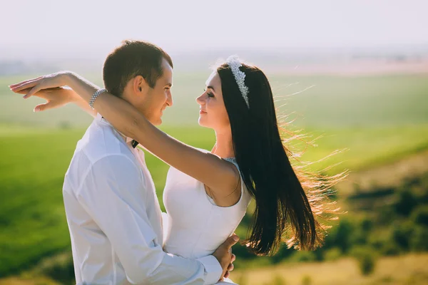 Casamento casal na natureza — Fotografia de Stock