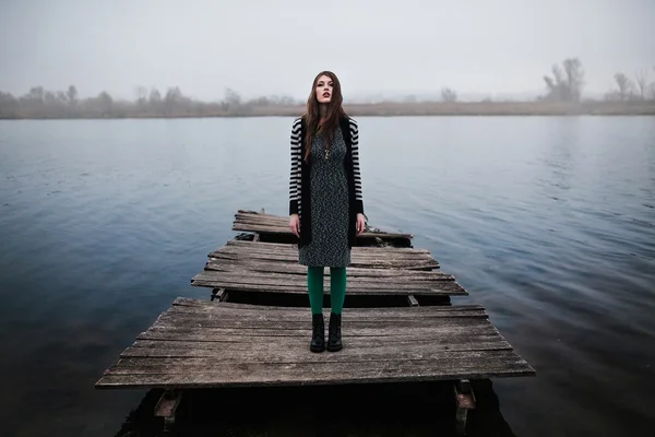 Mooi meisje in de buurt van lake — Stockfoto