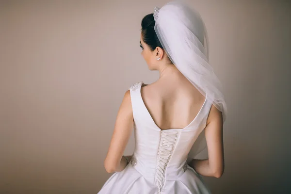 Flicka i vit brudklänning — Stockfoto