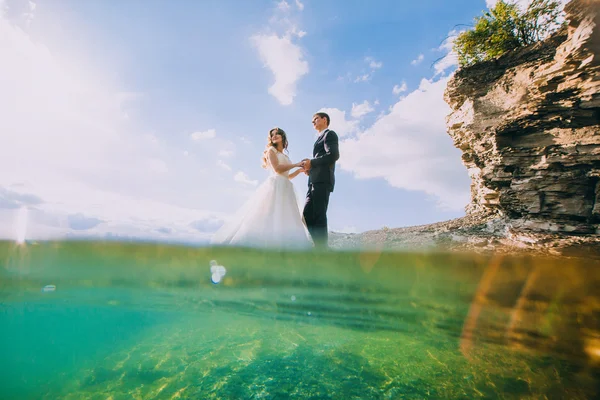 Wedding couple on nature — Stock Photo, Image
