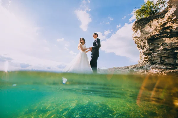 Casamento casal na natureza — Fotografia de Stock