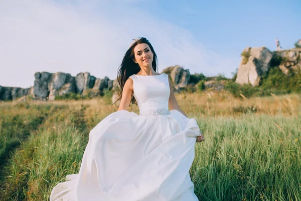 Meisje in witte bruiloft jurk — Stockfoto