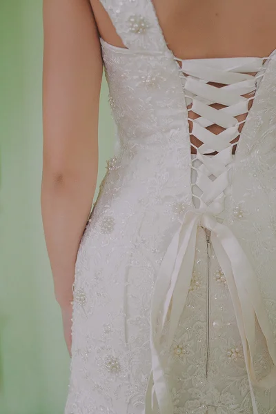 Dívka v bílých svatebních šatech — Stock fotografie
