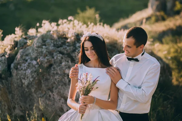 Düğün çift doğa üzerinde