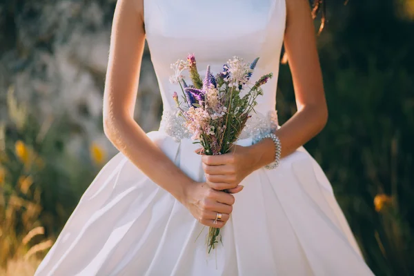 Sposa con mazzo di fiori — Foto Stock