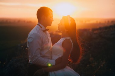 evlilik çift birbirlerine sarılma