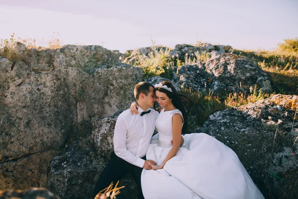 Pareja de boda abrazándose entre sí — Foto de Stock