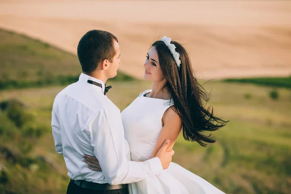 Casamento casal abraçando uns aos outros — Fotografia de Stock