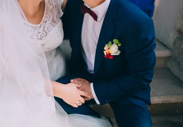 Casamento casal segurando uns aos outros — Fotografia de Stock