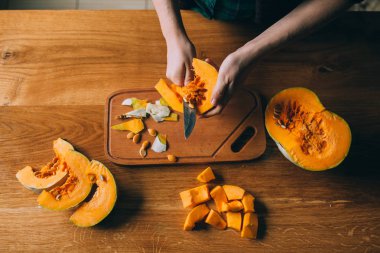 kadın el balkabağı kesmek 