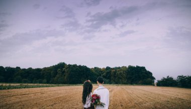 Çift birbirlerine holding
