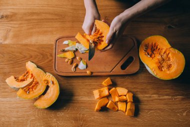 kadın el balkabağı kesmek 