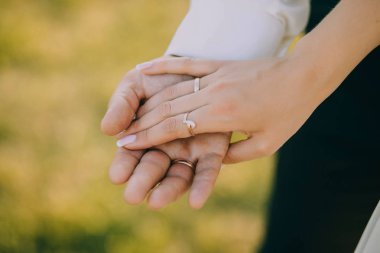 Düğün çifti el ele tutuşuyor.