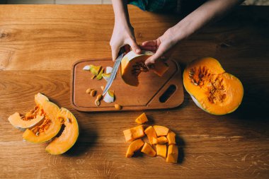 kadın el balkabağı kesmek 