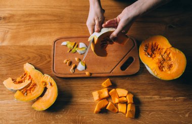 kadın el balkabağı kesmek 