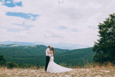 Çift birbirlerine holding