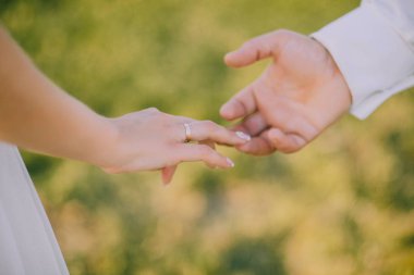 Çift el ele tutuşuyor.