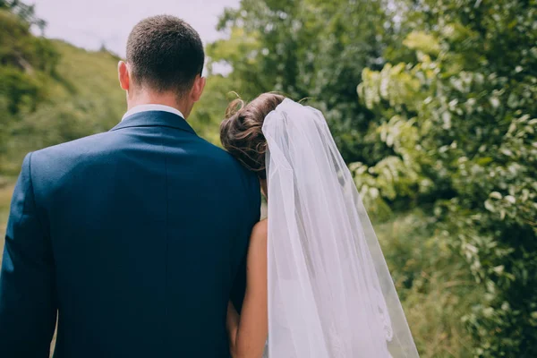 Casal segurando um ao outro — Fotografia de Stock