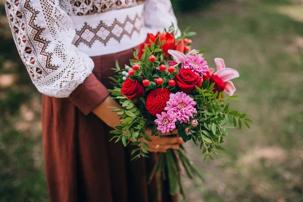 Panna młoda z bukietem kwiatów — Zdjęcie stockowe