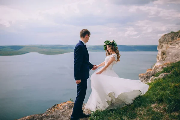 Casal segurando um ao outro — Fotografia de Stock