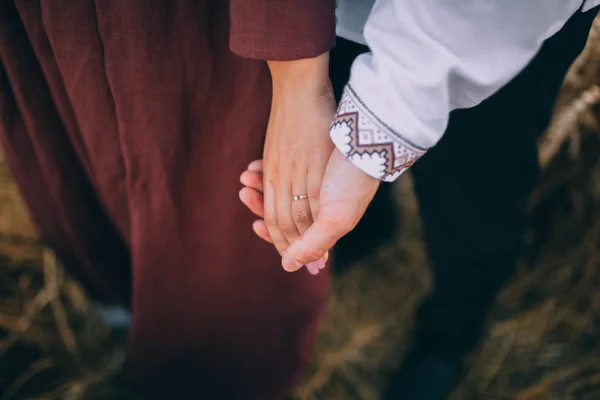 Casal segurando um ao outro mãos — Fotografia de Stock