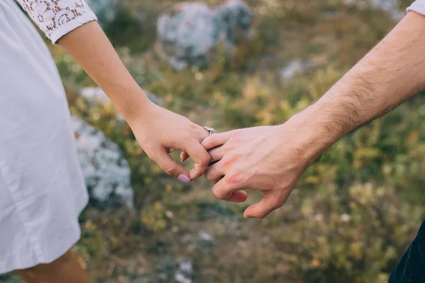 Paar die elkaars handen vasthouden — Stockfoto