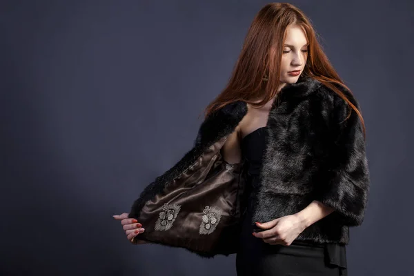 エレガントな毛皮のコートの女性 — ストック写真