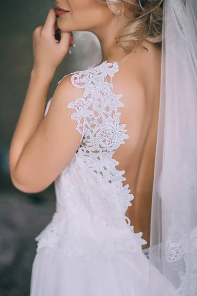 Bella sposa in bianco — Foto Stock