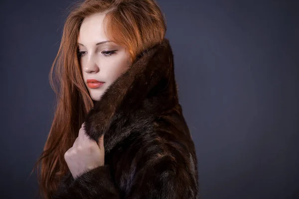 Senhora em casaco de pele elegante — Fotografia de Stock